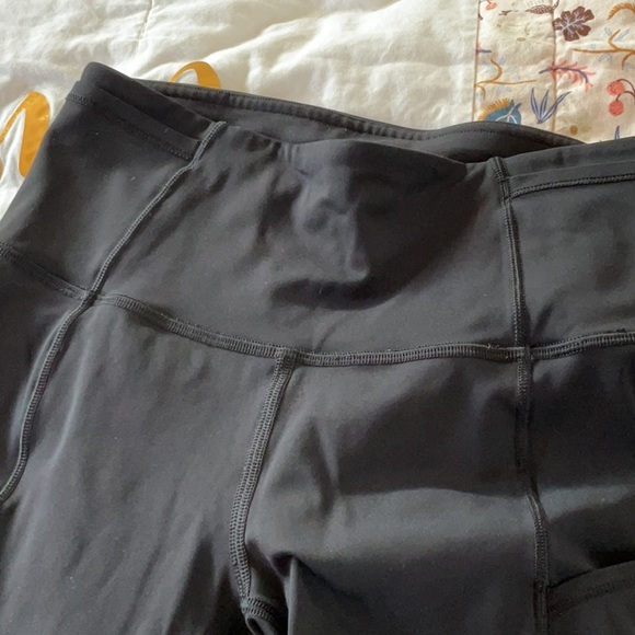 Lululemon running tights with 6 pockets!
Size 2 in excellent used condition - Picture 2 of 8